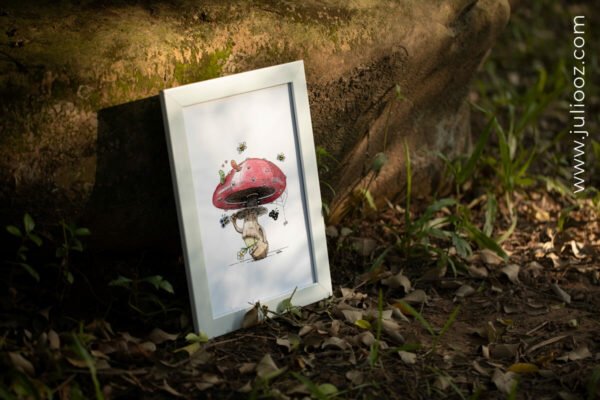 "Champiz" – Illustration humoristique d’un champignon rouge avec dents, vers amoureux et détails printaniers - Par Juliooz